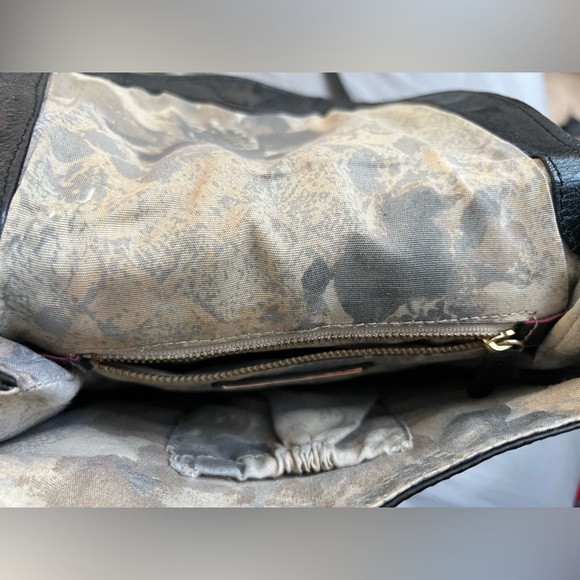 Elliot Lucca Black Leather and Fine Gold Mesh Adjustable Crossbody Pocketbook - Picture 8 of 14